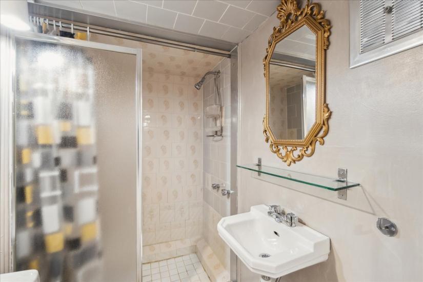 Property listing for 133 Longwood Rd. N., Hamilton, ON