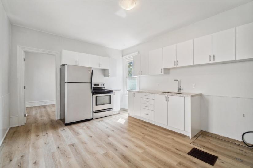 Property listing for 116 Grand River Ave., Brantford, ON