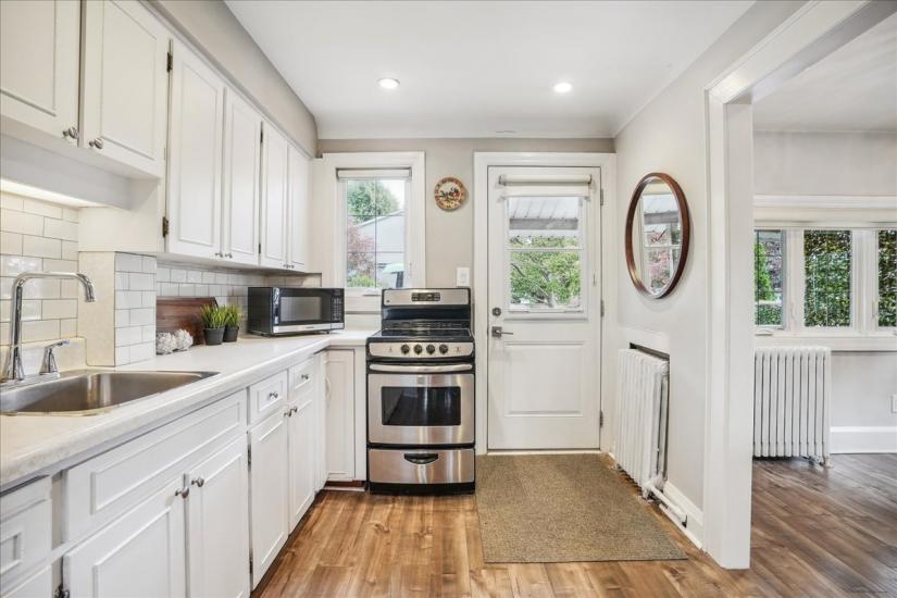 Property listing for 16 Paradise Rd. N., Hamilton, ON