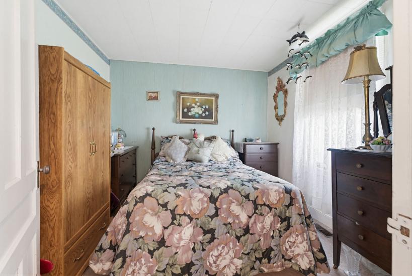 Property listing for 111 Sydenham St., Dundas, ON