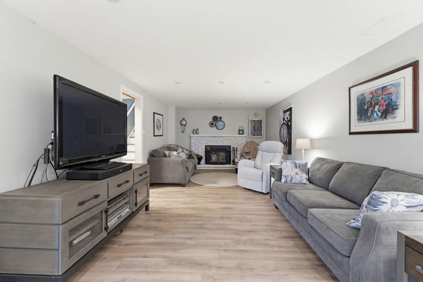 Property listing for 516 Mud St. E., Stoney Creek, ON