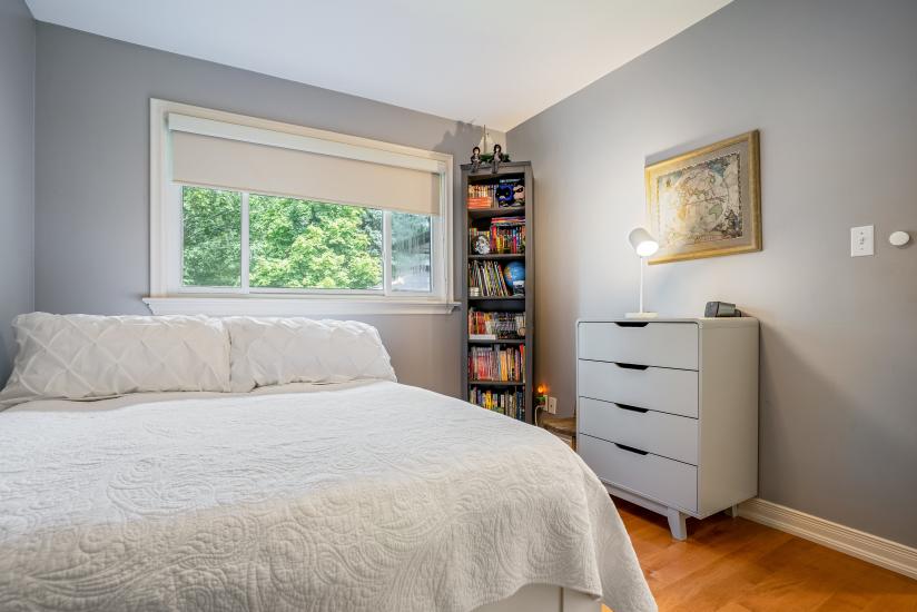 Property listing for 57 Middle Crest Street, Ancaster, ON