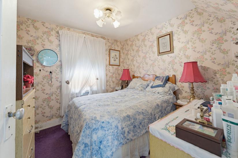 Property listing for 111 Sydenham St., Dundas, ON