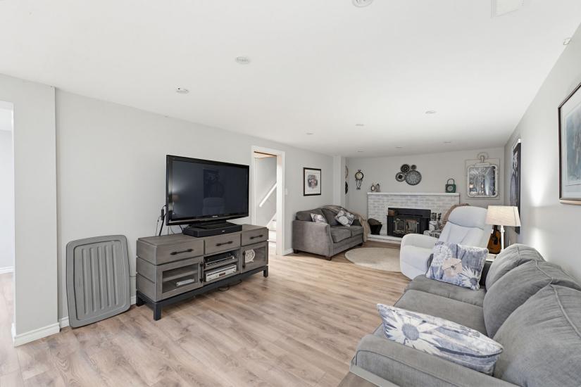 Property listing for 516 Mud St. E., Stoney Creek, ON