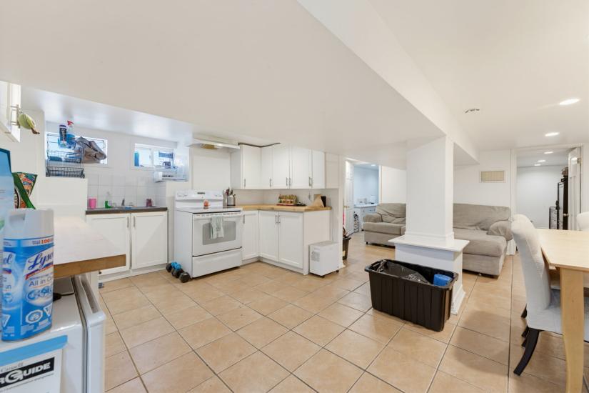 Property listing for 113 Wentworth St. S., Hamilton, ON