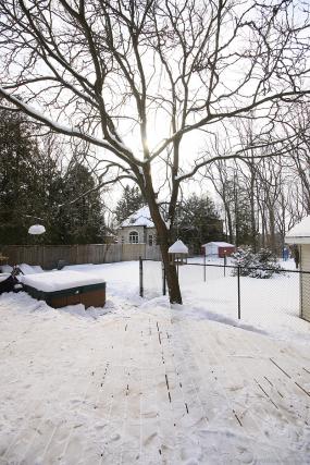 Property listing for 28 Lloyminn Ave., Ancaster, ON