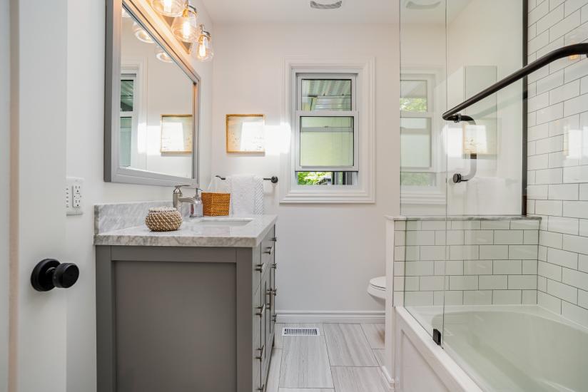 Property listing for 57 Middle Crest Street, Ancaster, ON