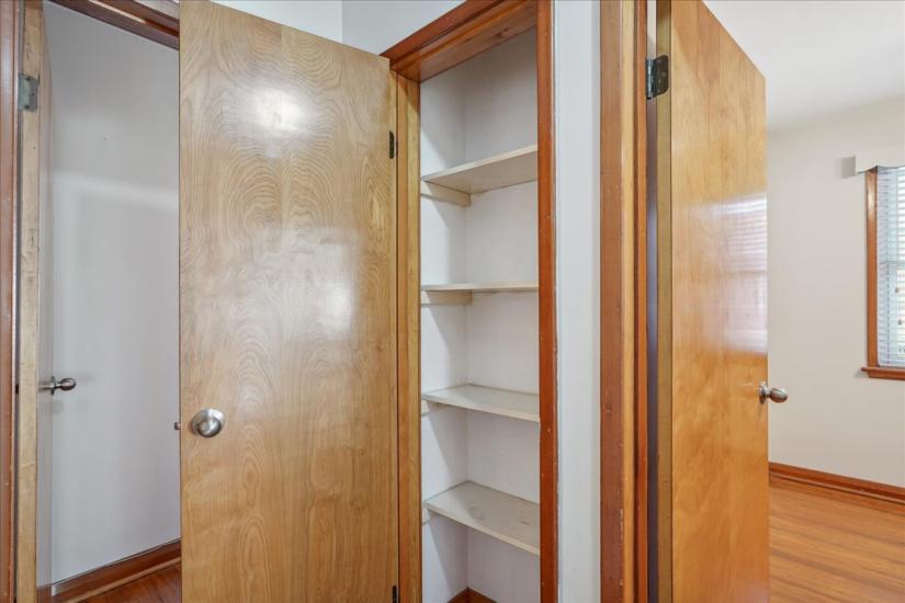 Property listing for 16 Greenwood St., Hamilton, ON