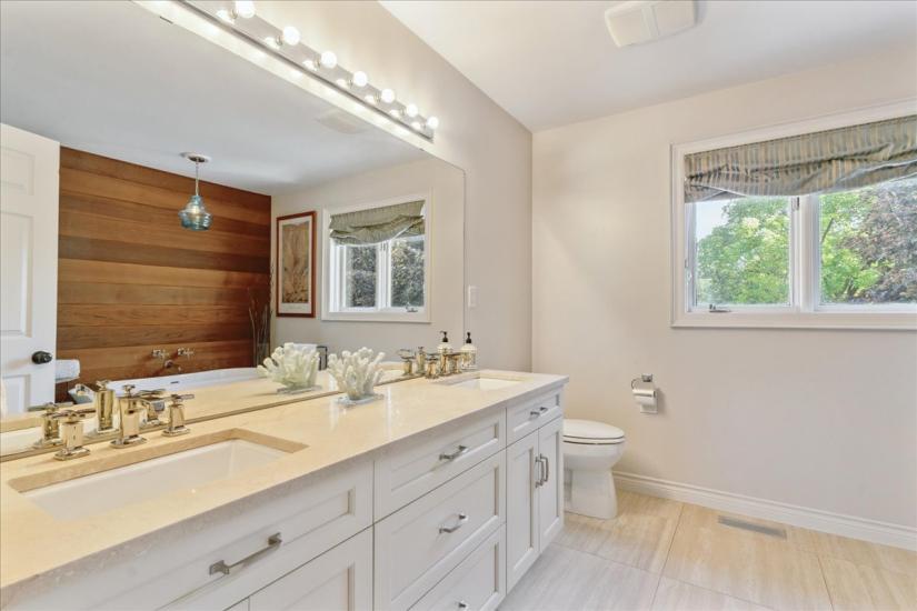 Property listing for 34 Gladiola Dr., Carlisle, ON