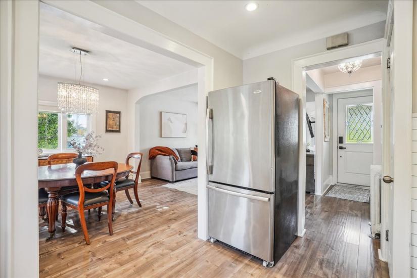 Property listing for 16 Paradise Rd. N., Hamilton, ON