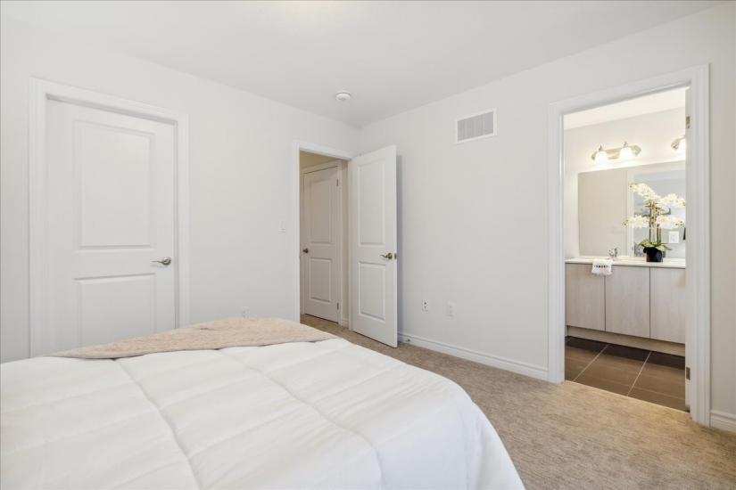 Property listing for 46 Capstone Lane, Hamilton, ON