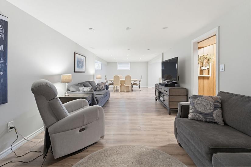 Property listing for 516 Mud St. E., Stoney Creek, ON