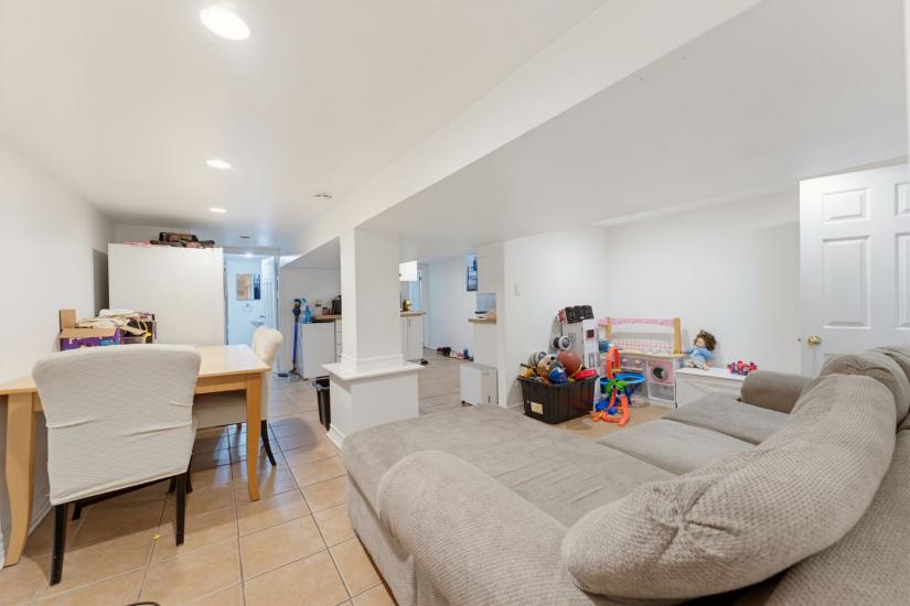 Property listing for 113 Wentworth St. S., Hamilton, ON