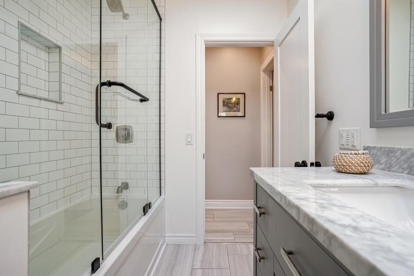 Property listing for 57 Middle Crest Street, Ancaster, ON