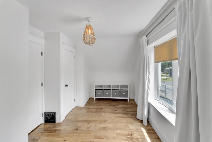 Property listing for 433 Hughson St. N., Hamilton, ON