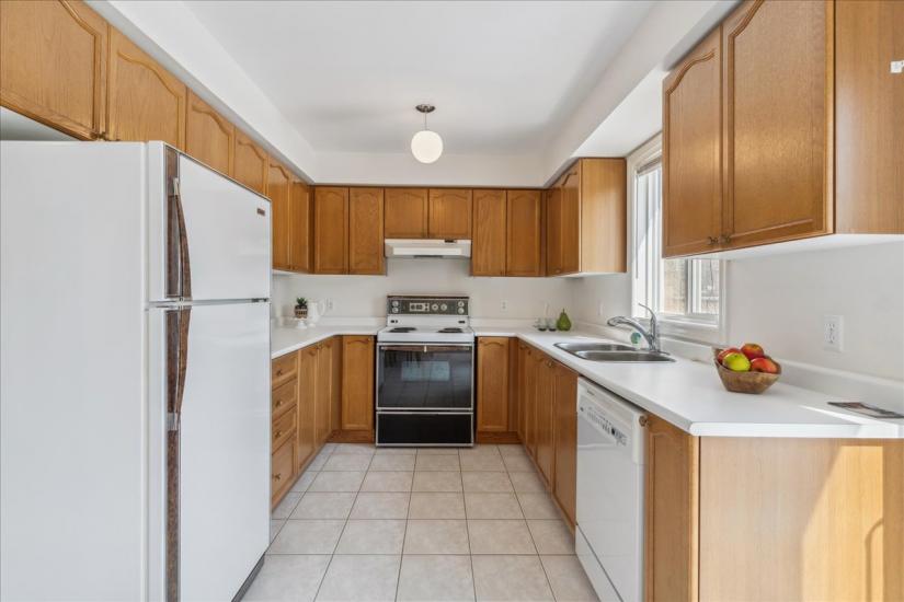 Property listing for 16 Fenwick Place, Waterdown, ON