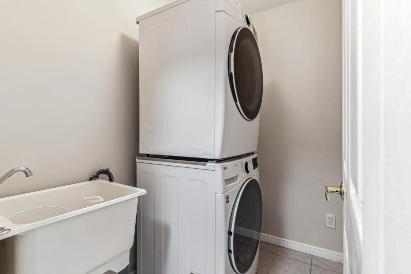 Property listing for 226 Dicenzo Dr., Hamilton, ON