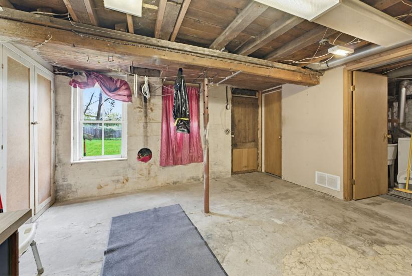 Property listing for 111 Sydenham St., Dundas, ON