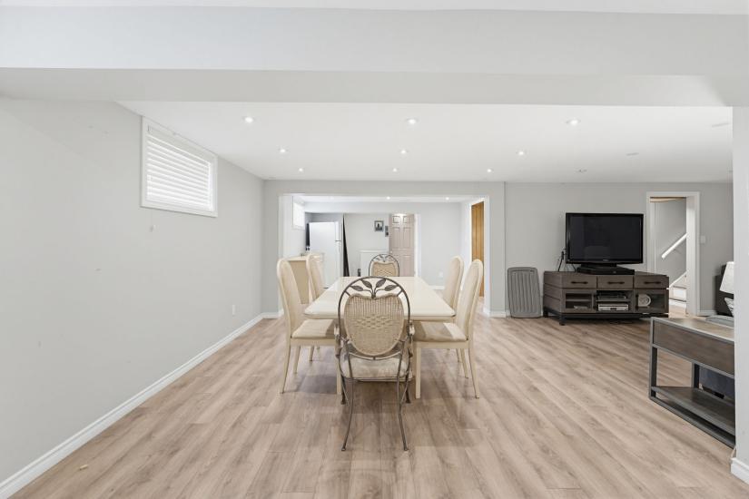 Property listing for 516 Mud St. E., Stoney Creek, ON