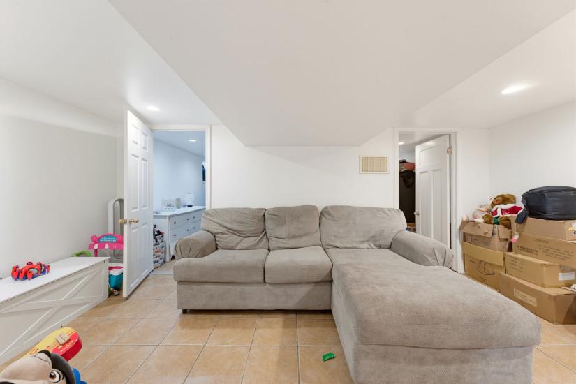 Property listing for 113 Wentworth St. S., Hamilton, ON