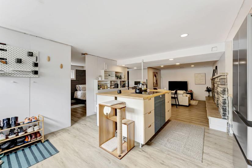 Property listing for 672 Hiawatha Blvd., Ancaster, ON