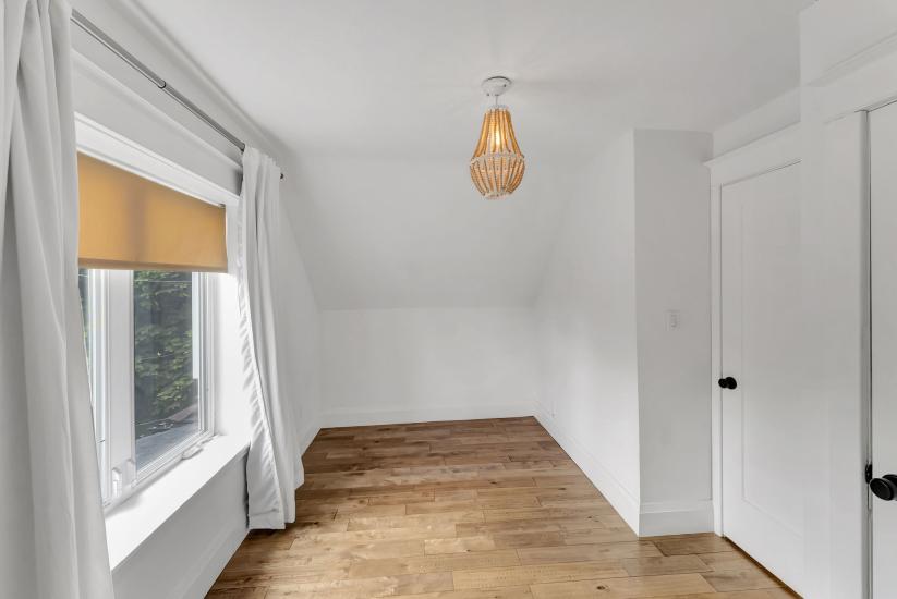 Property listing for 433 Hughson St. N., Hamilton, ON