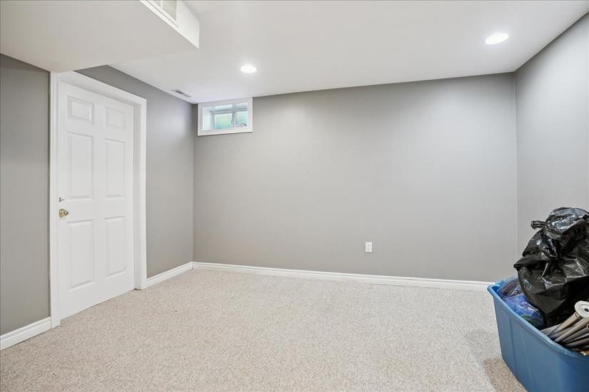 Property listing for 70 Moore Cres., Ancaster, ON