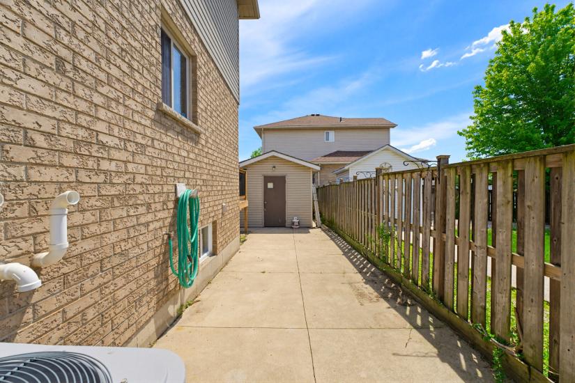 Property listing for 40 Lanza Crt., Hamilton, ON