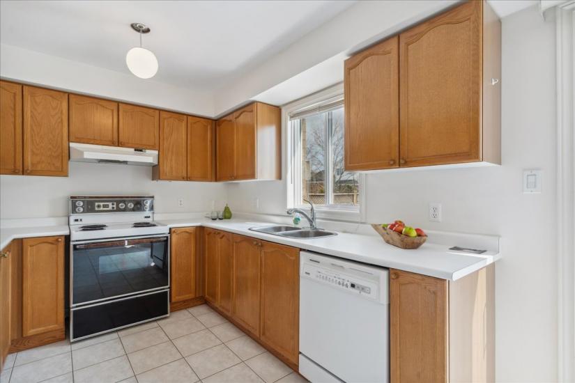 Property listing for 16 Fenwick Place, Waterdown, ON