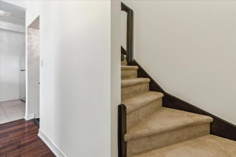 Property listing for 209 Westbank Trail, Hamilton, ON