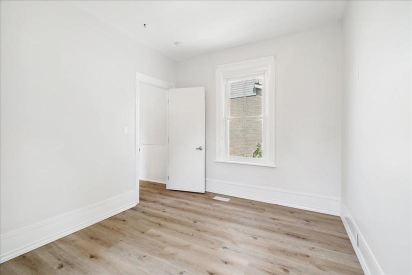 Property listing for 116 Grand River Ave., Brantford, ON