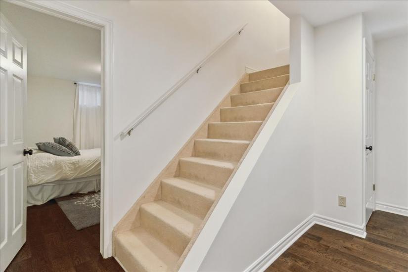 Property listing for 34 Gladiola Dr., Carlisle, ON