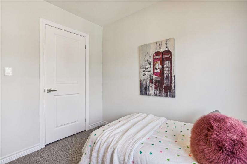 Property listing for 21 Cadwell Lane, Hamilton, ON