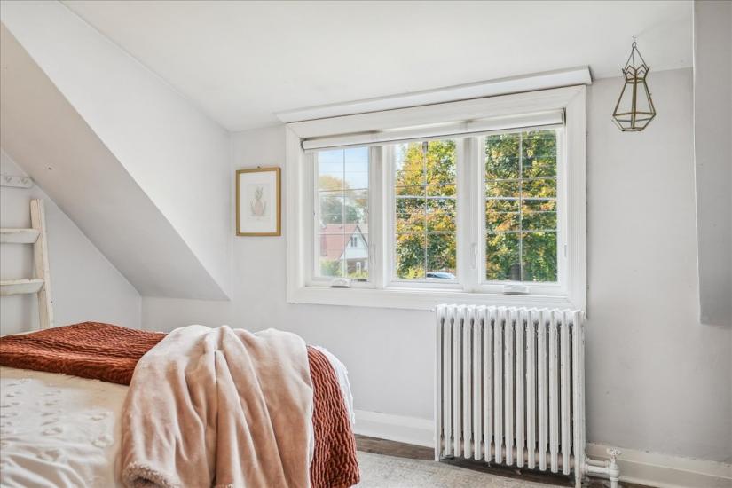 Property listing for 16 Paradise Rd. N., Hamilton, ON