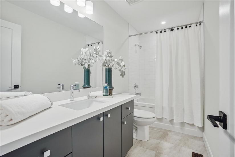 Property listing for 81 Bensley Lane, Hamilton, ON