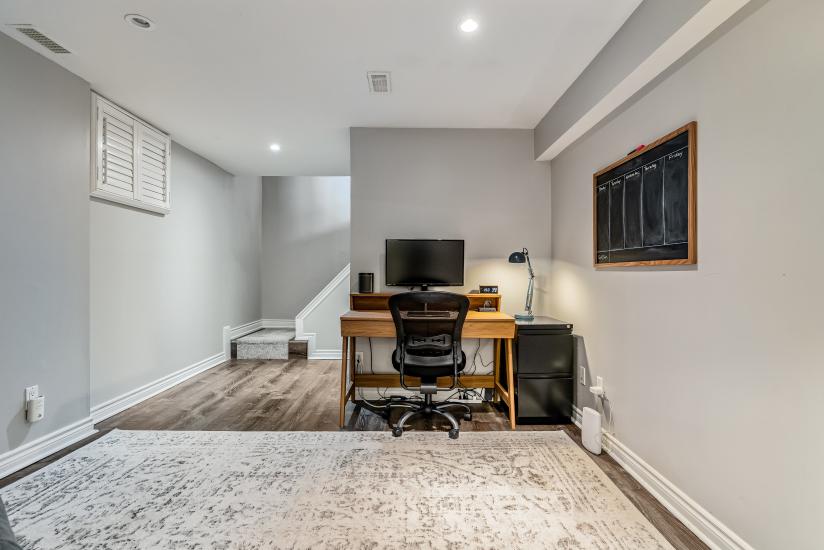 Property listing for 57 Middle Crest Street, Ancaster, ON