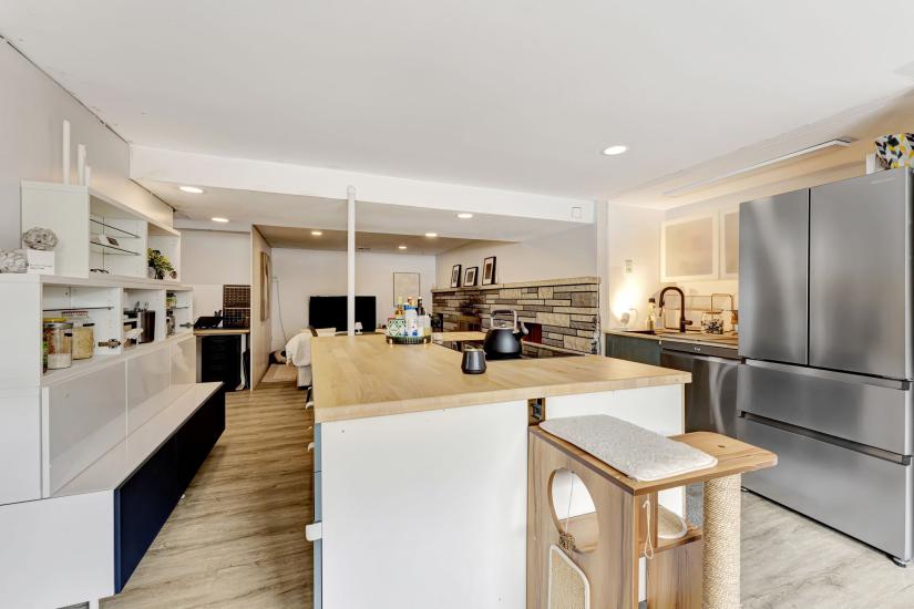 Property listing for 672 Hiawatha Blvd., Ancaster, ON