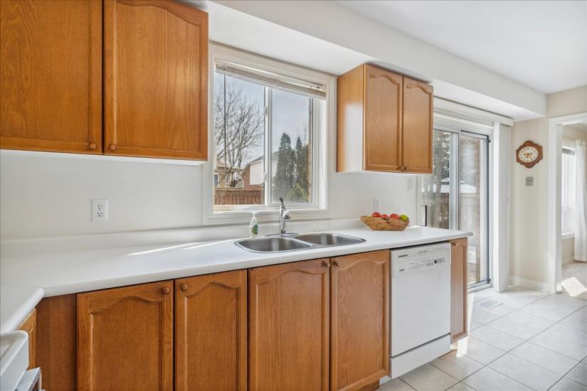 Property listing for 16 Fenwick Place, Waterdown, ON