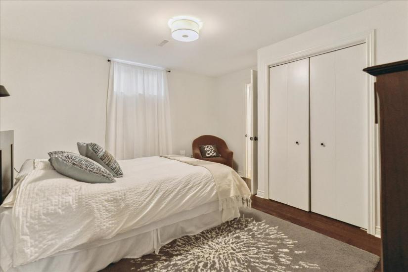 Property listing for 34 Gladiola Dr., Carlisle, ON