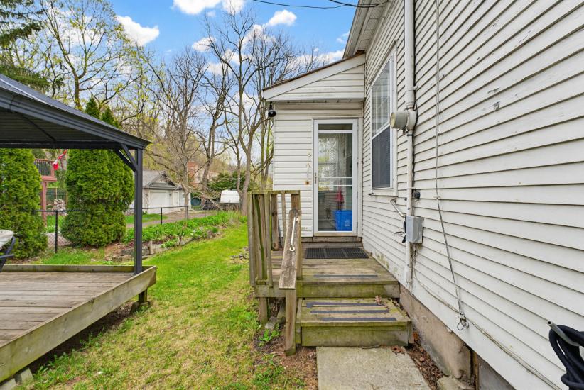 Property listing for 111 Sydenham St., Dundas, ON