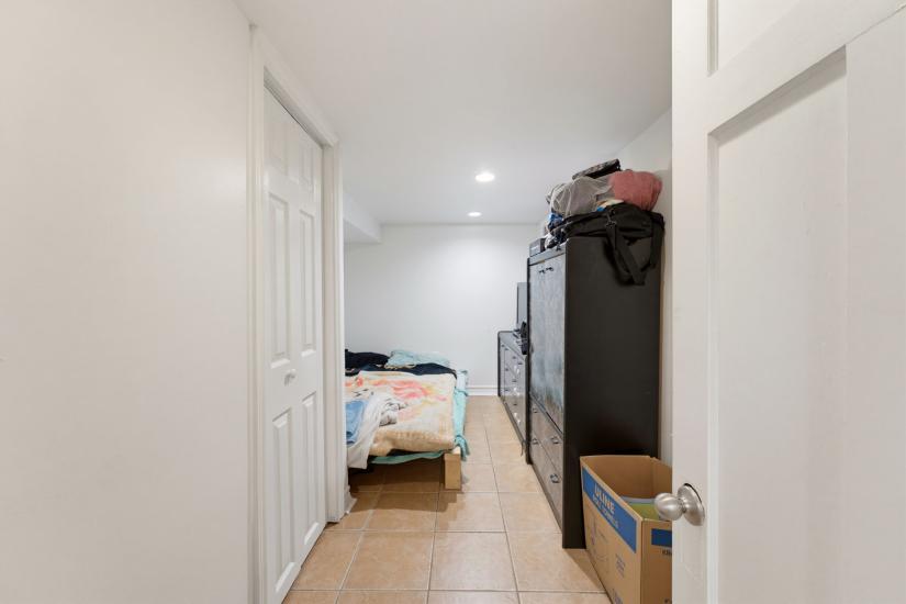 Property listing for 113 Wentworth St. S., Hamilton, ON
