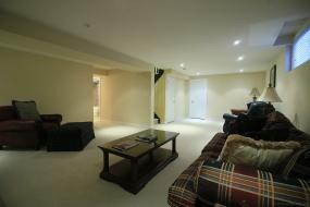 Property listing for 32 Toulon Ave., Ancaster, ON