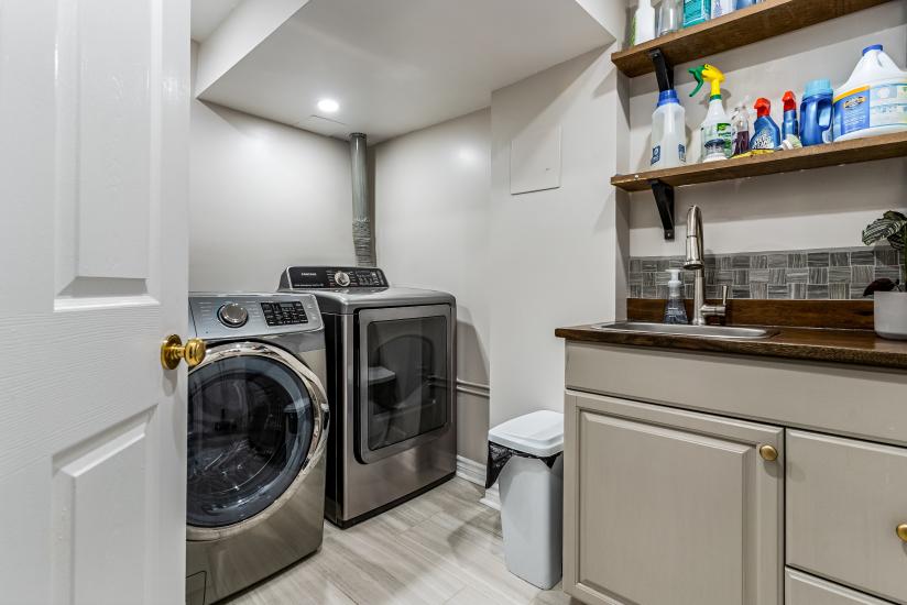 Property listing for 57 Middle Crest Street, Ancaster, ON