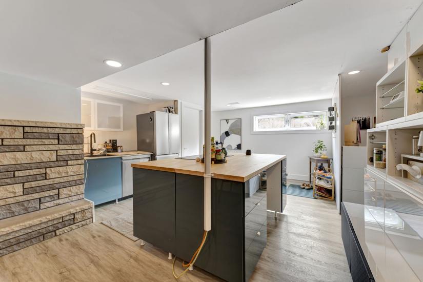 Property listing for 672 Hiawatha Blvd., Ancaster, ON