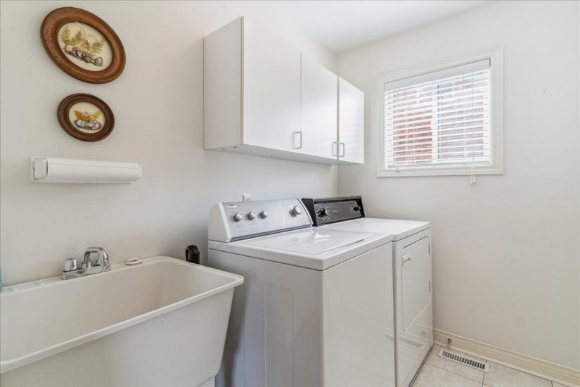 Property listing for 16 Fenwick Place, Waterdown, ON