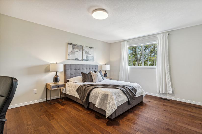 Property listing for 226 Dicenzo Dr., Hamilton, ON