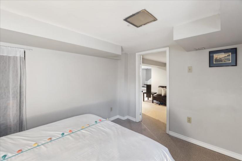 Property listing for 133 Longwood Rd. N., Hamilton, ON