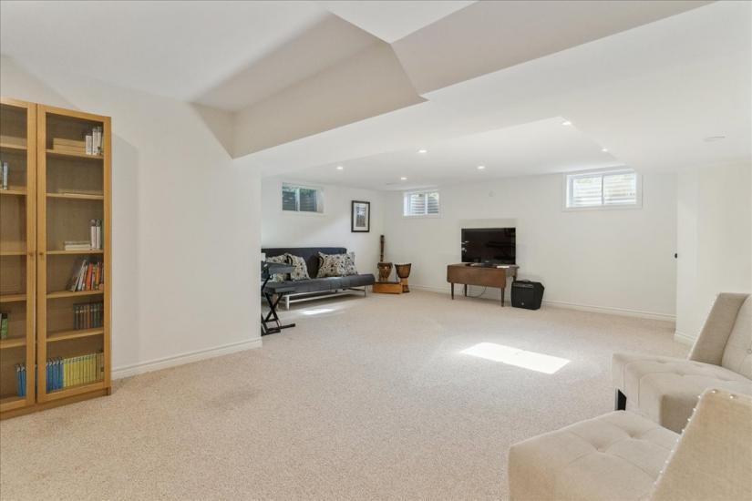 Property listing for 34 Gladiola Dr., Carlisle, ON