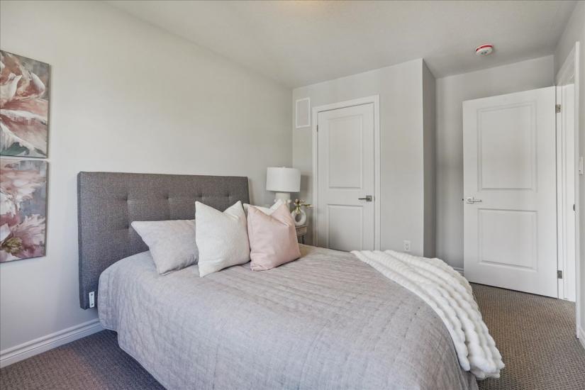 Property listing for 21 Cadwell Lane, Hamilton, ON