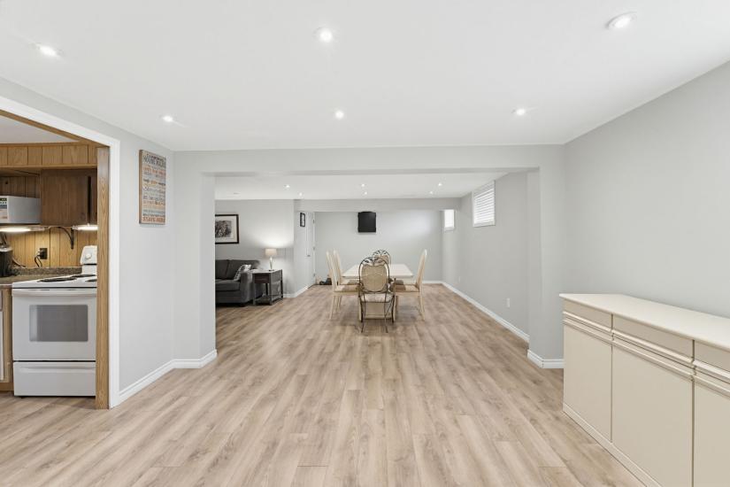Property listing for 516 Mud St. E., Stoney Creek, ON